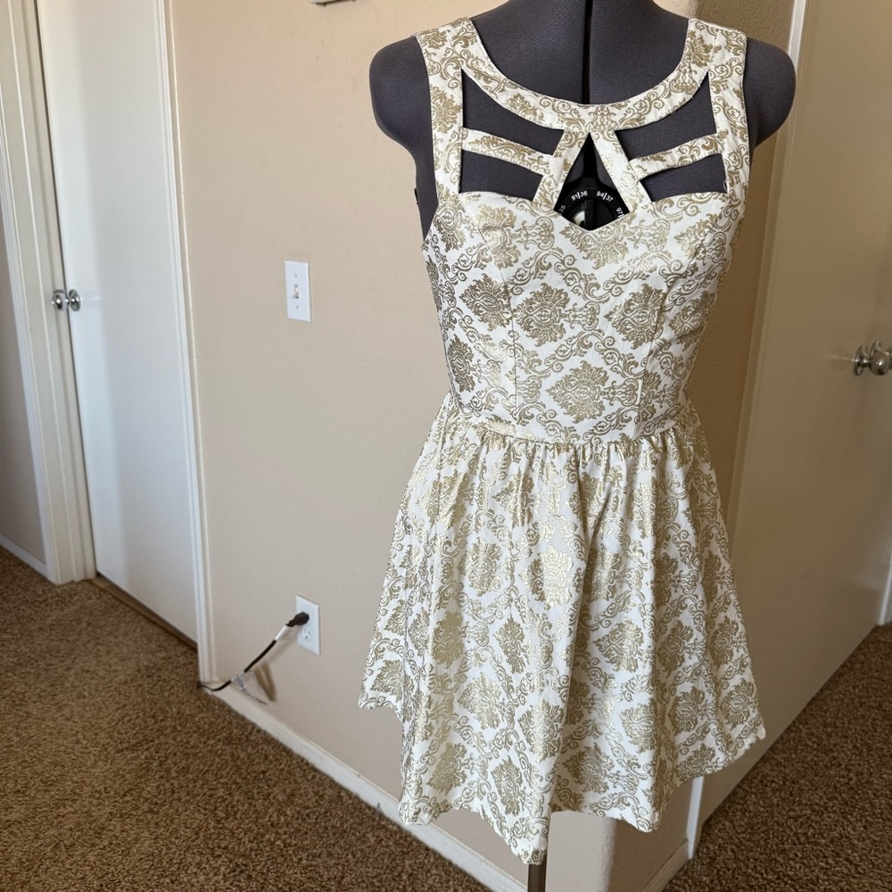 DO+BE Cream and Gold Patterned Fabric